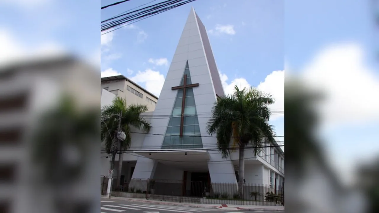 Telhado de igreja na Praia do Canto é atingido por tiro