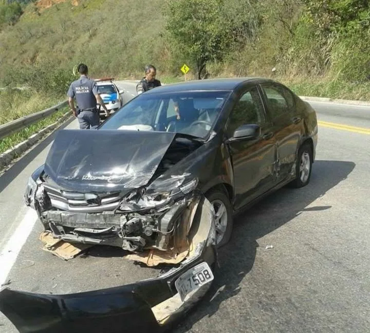 Motorista atropela motociclista, bate e foge a pé em Domingos Martins