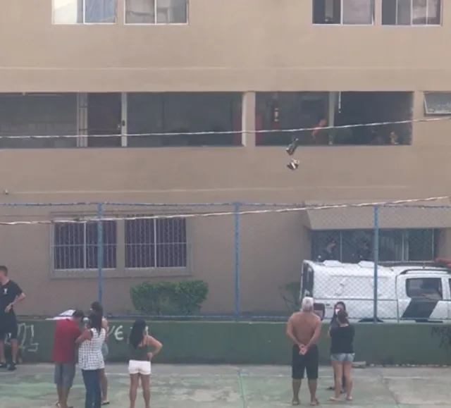 Homem mata esposa na frente do filho e depois se suicida em Jardim Camburi