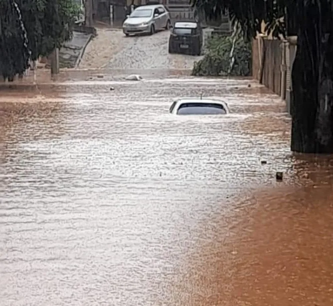 Chuvas intensas causam alagamentos em diversos pontos de Cachoeiro de Itapemirim