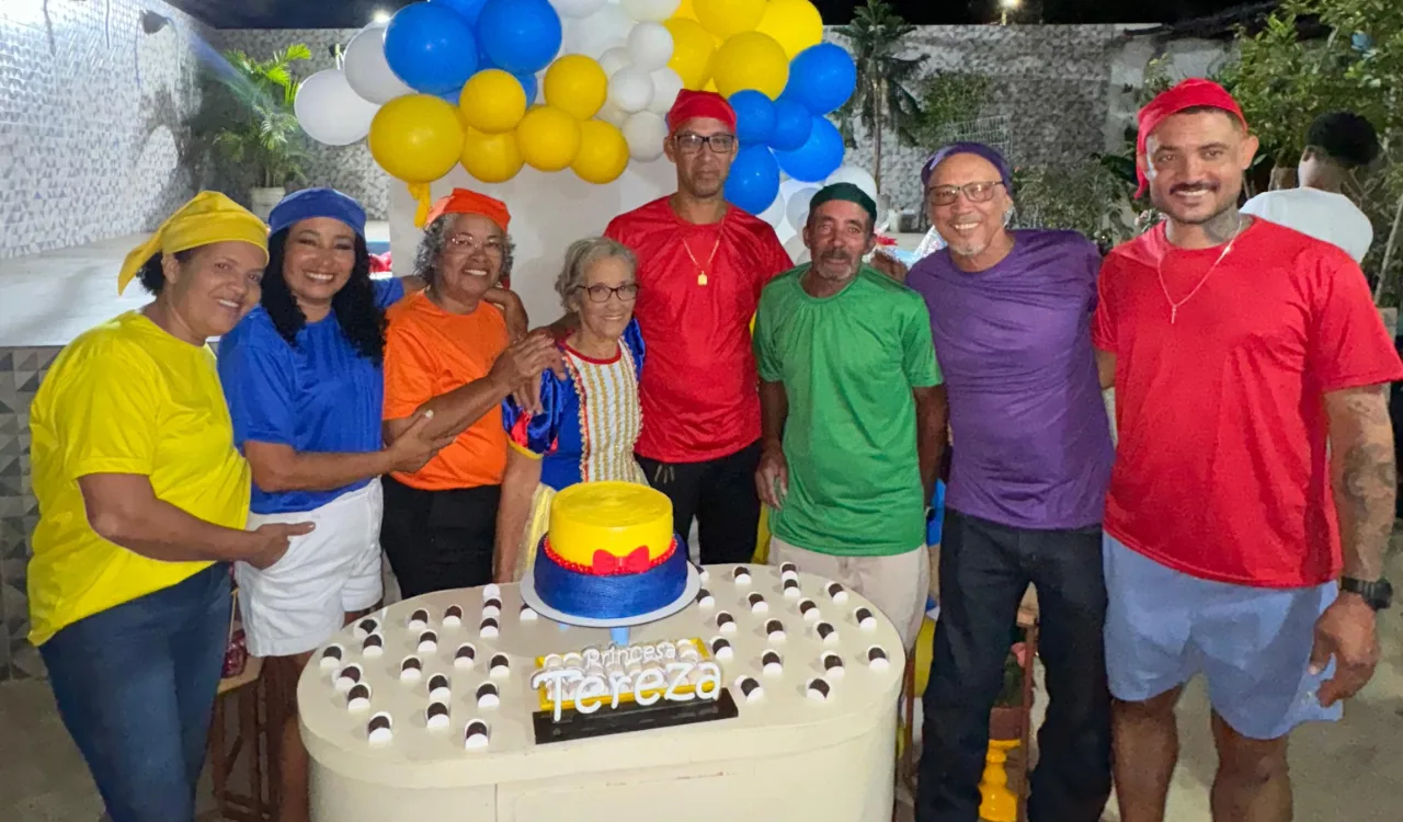 Idosa faz 80 anos vestida de Branca de Neve e filhos viram os 7 anões no ES