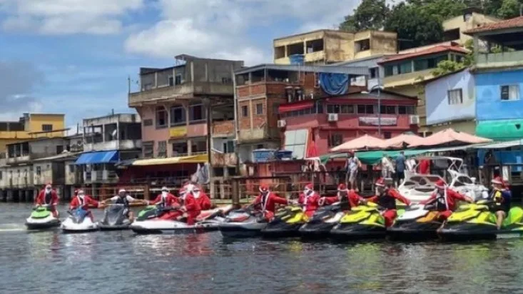 VÍDEO | 'Papai Noel' chega de jet ski e faz a alegria de crianças em bairros de Vitória