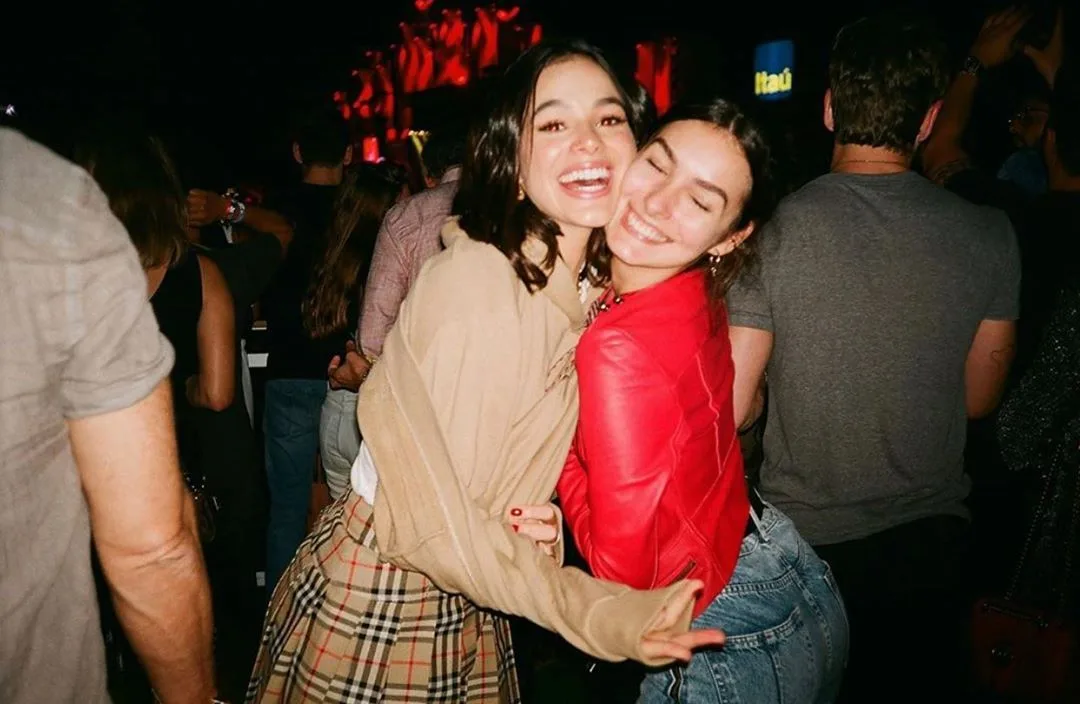 Bruna Marquezine se diverte com Nathalia Dill e mais amigas no aniversário de Marina Moschen