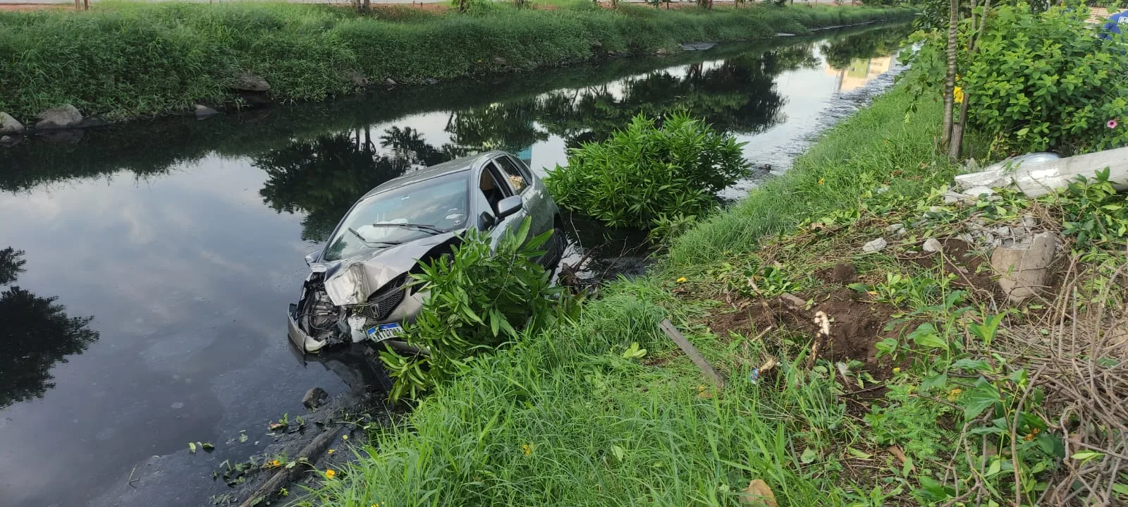 VÍDEO | Motorista perde controle da direção, derruba poste e carro cai dentro de valão