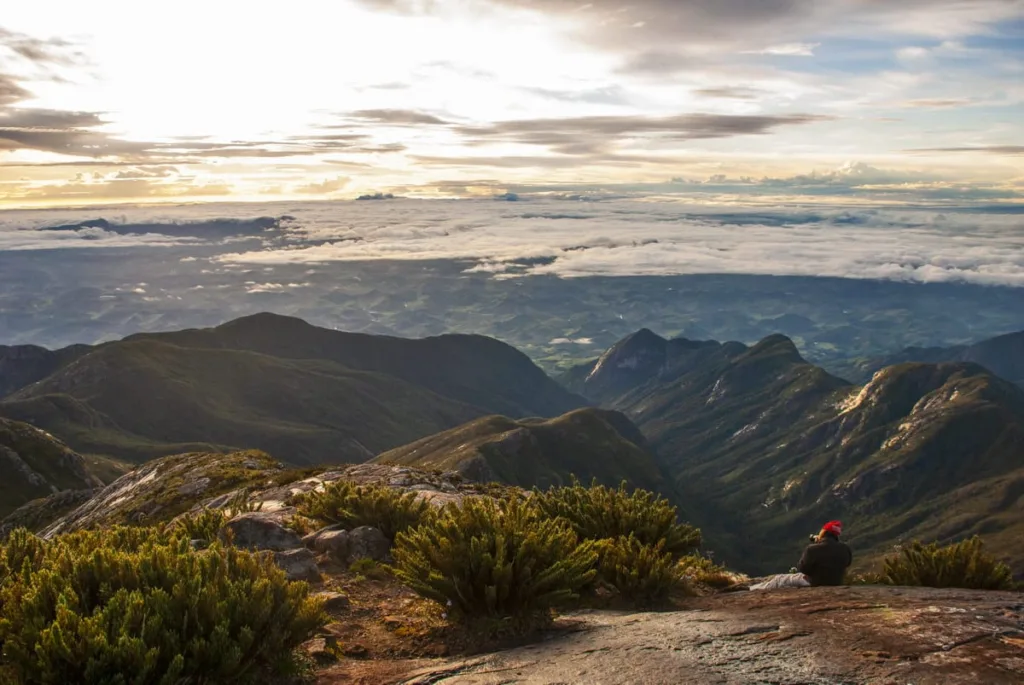 Vista deslumbrante das montanhas do Parque Nacional do Caparaó, capturada do topo do Pico da Bandeira, ilustrando a magnífica paisagem natural que destaca a beleza do Brasil. Fotografia de Natureza e Conservação.