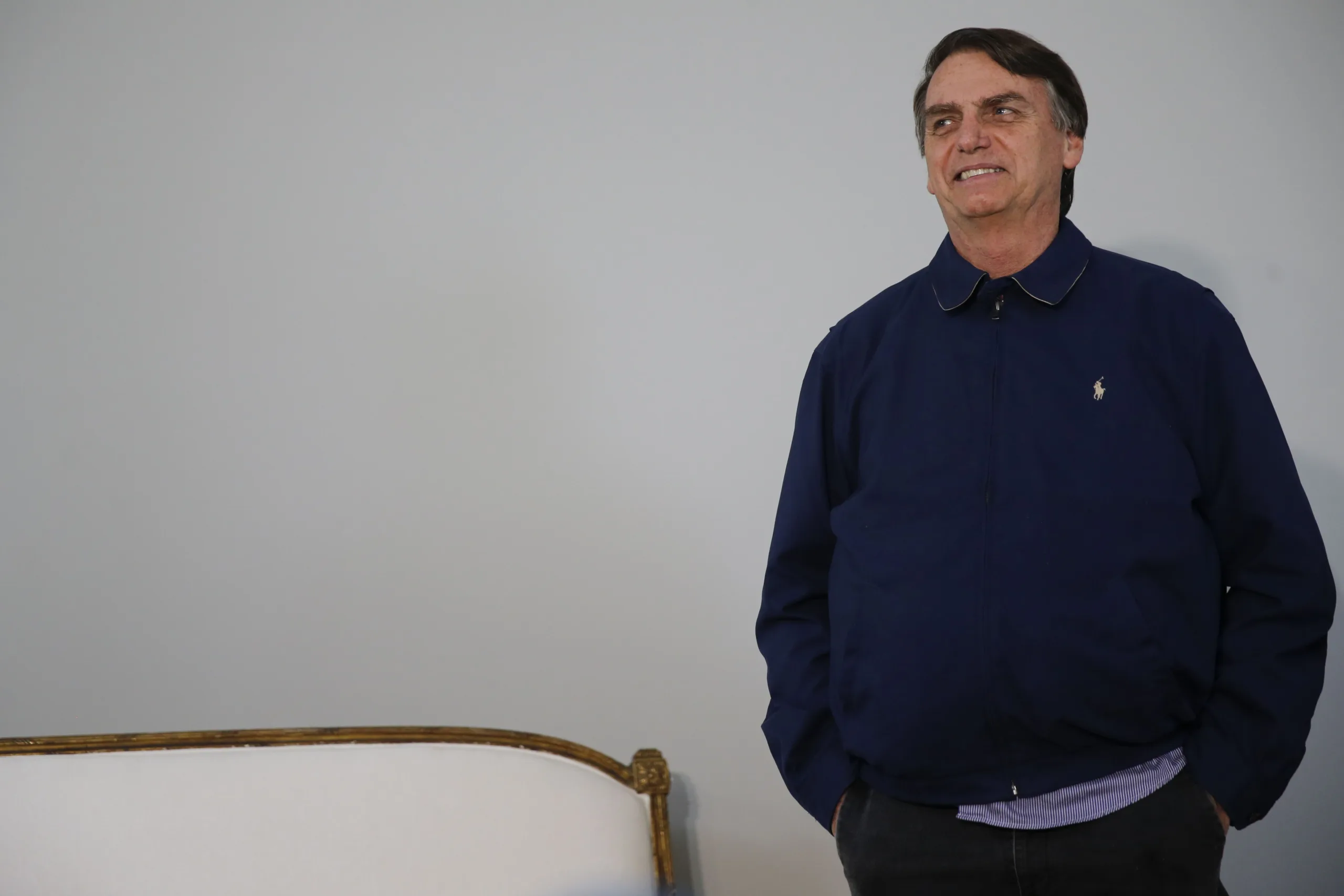 O candidato à presidencia da República Jair Bolsonaro (PSL) concede entrevista ao receber faixa preta de jiu-jitsu em homenagem de lutadores, no bairro Jardim Botânico.