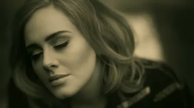 Nova música de Adele melhora a cada audição, mas luta para não soar genérica