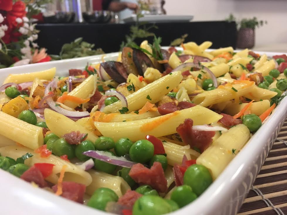 Penne com calabresa e banana da terra