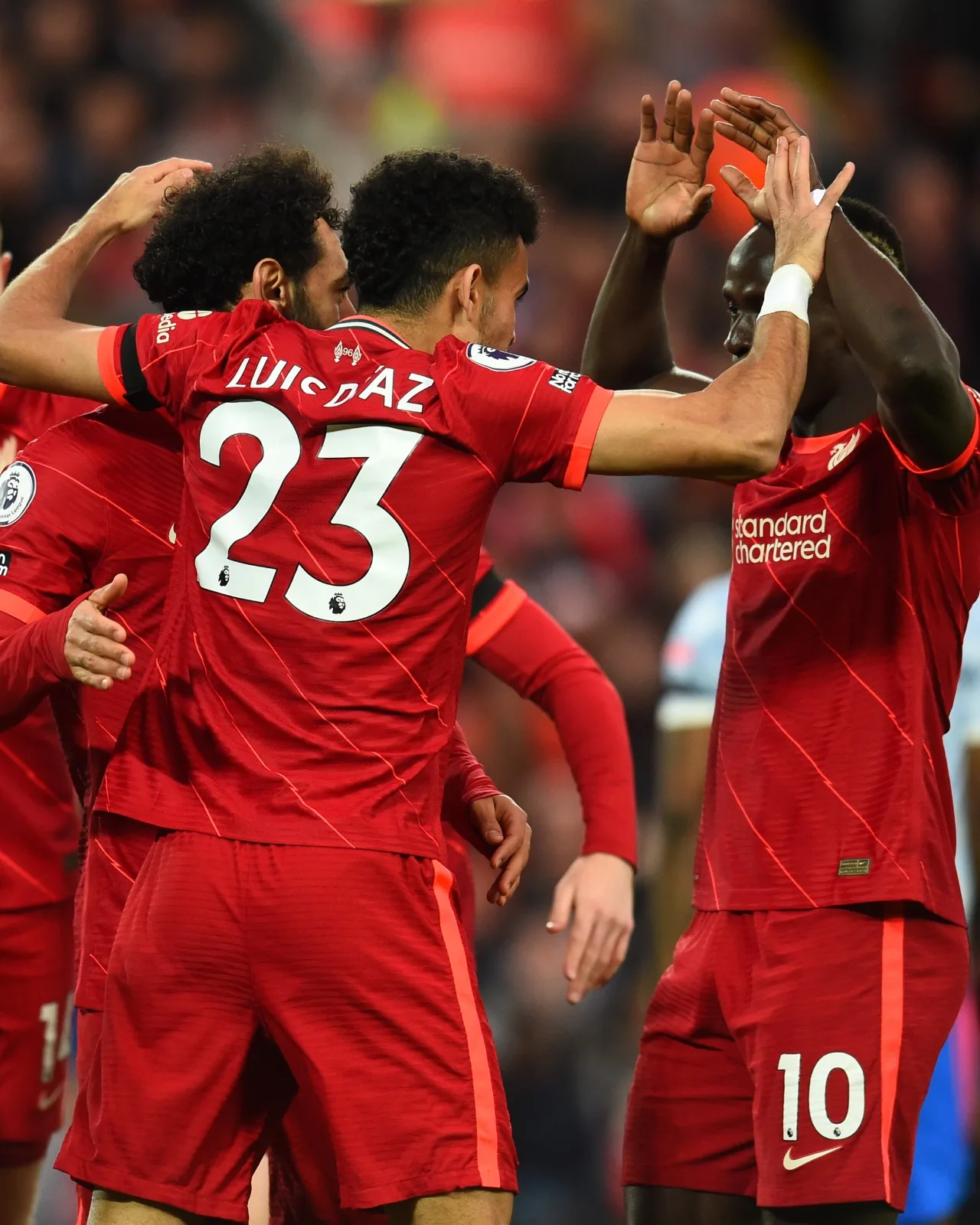 Liverpool goleia Manchester United mais uma vez e assume liderança do Inglês