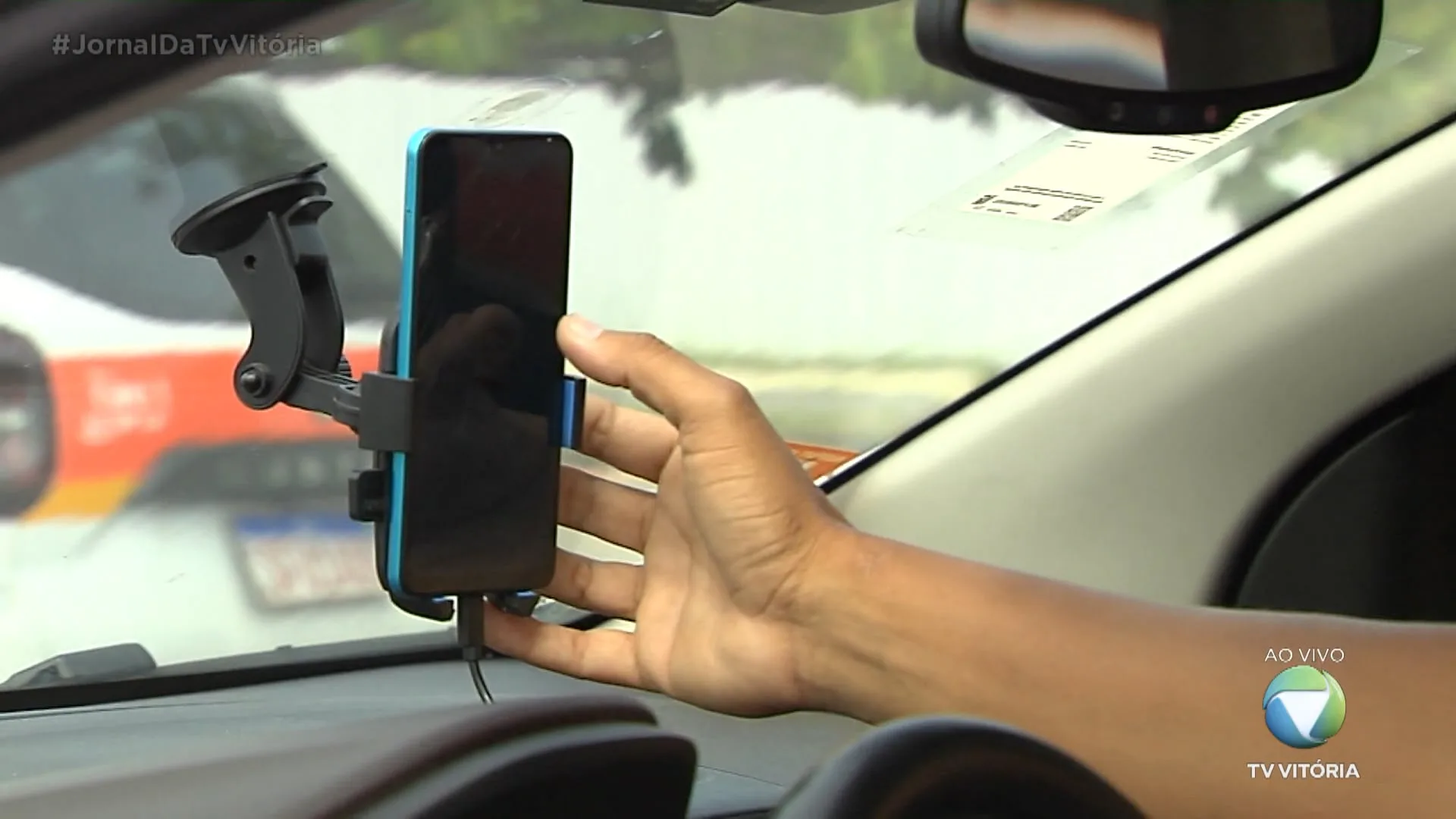 FLAGRANTES DE MOTORISTAS DIRIGINDO USANDO CELULAR AUMENTAM 25%.