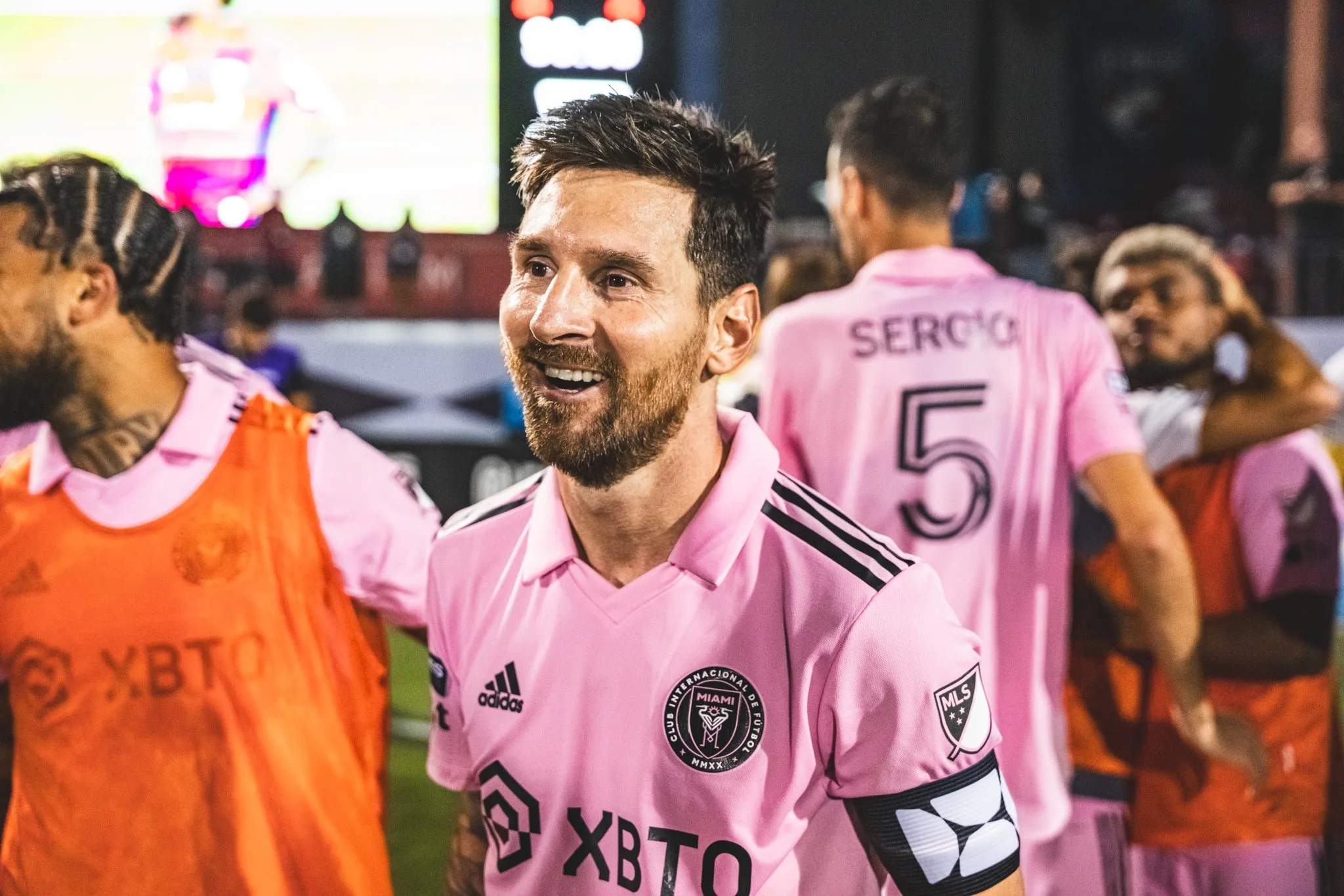 VÍDEO | Segurança de Messi invade campo para evitar que torcedor abrace O camisa 10