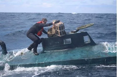 Guarda Costeira apreende 5 mil quilos de cocaína em submarino