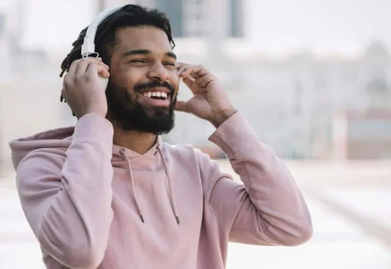 Fone de ouvido pode fazer mal para a saúde? Entenda