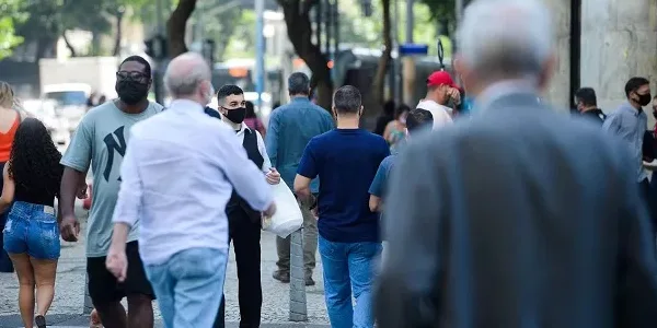 São Paulo acaba com obrigatoriedade de máscaras em ambientes fechados