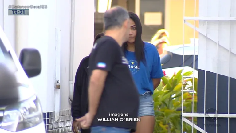 Foragida se entrega à polícia