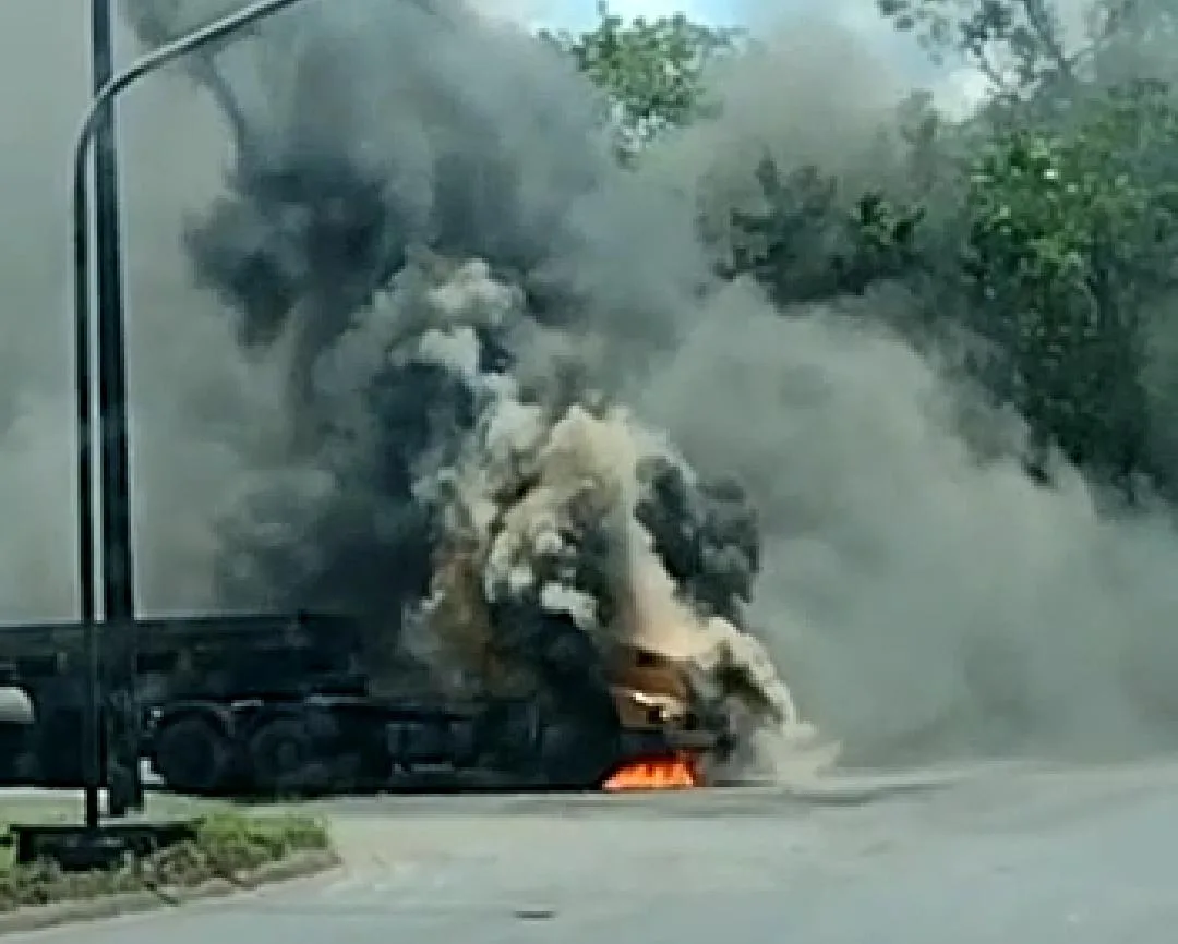 VÍDEO | Caminhão pega fogo em pátio de siderúrgica no ES