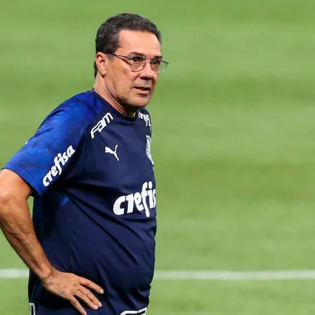 Vanderlei Luxemburgo e elenco adotam silêncio após 4º rebaixamento na história do Vasco