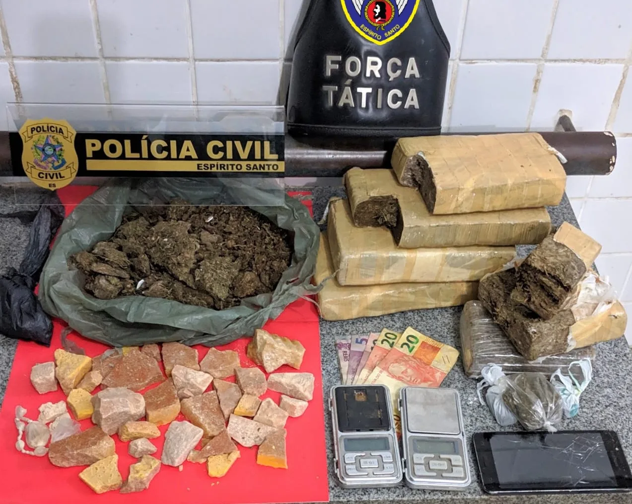 Dois são presos com 3 kg de maconha e 1 kg de crack em Itapemirim