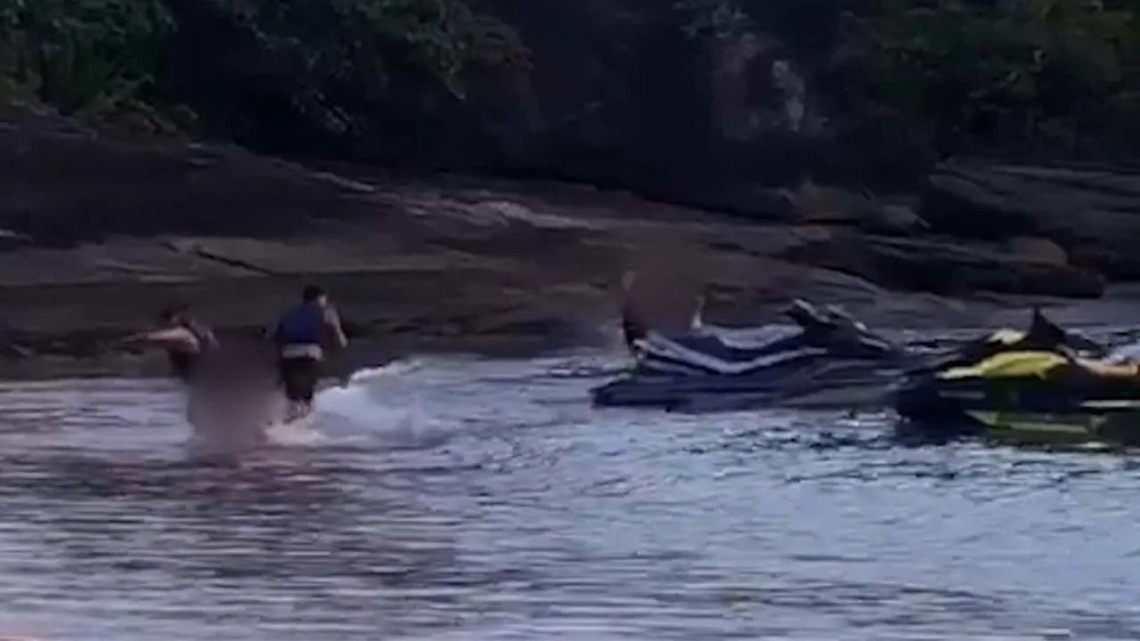 Vídeo mostra briga no mar com agressão e desmaio em praia de Guarapari