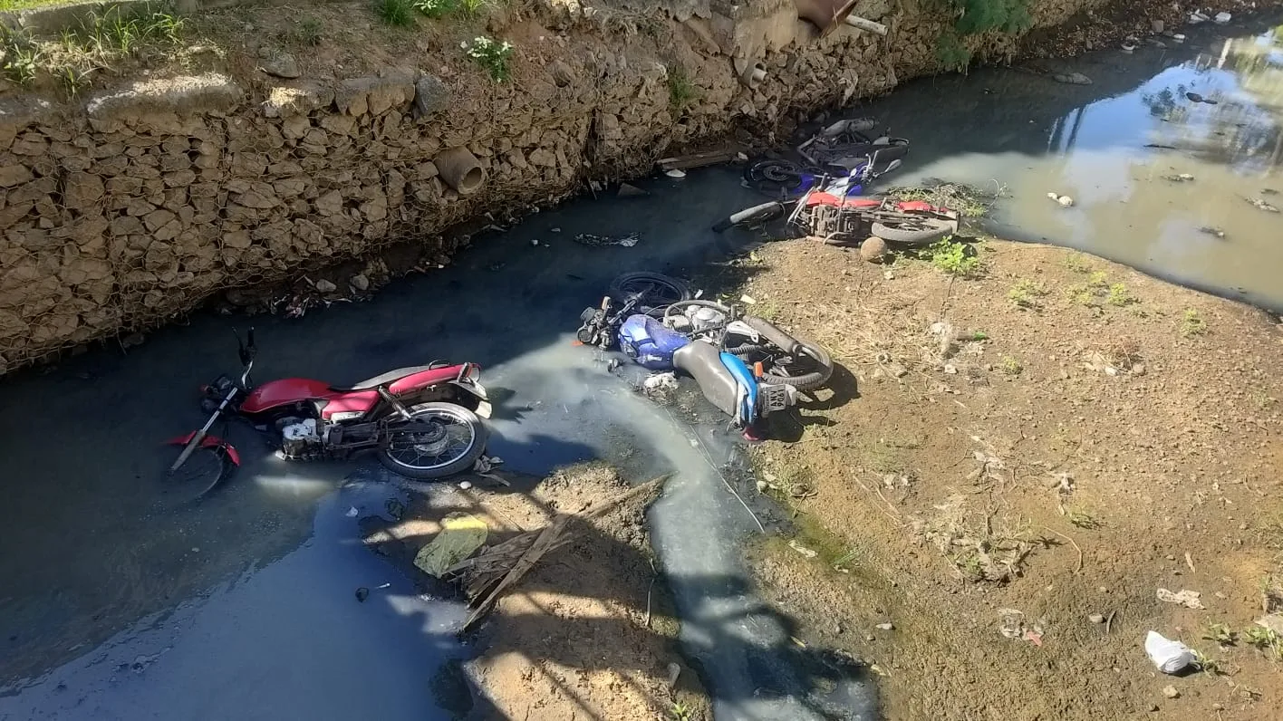 Motos com restrição de furto e roubo são encontradas em valão de Vila Velha