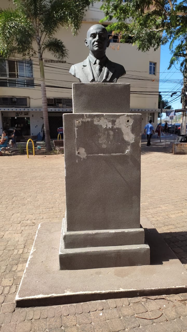 Cadê a placa que estava aqui? Identificação de busto é furtada em Vitória