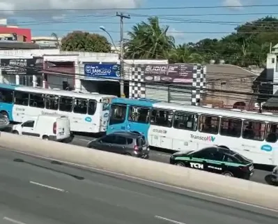 Grávida e filha de 3 anos ficam feridas em engavetamento de três ônibus do Transcol