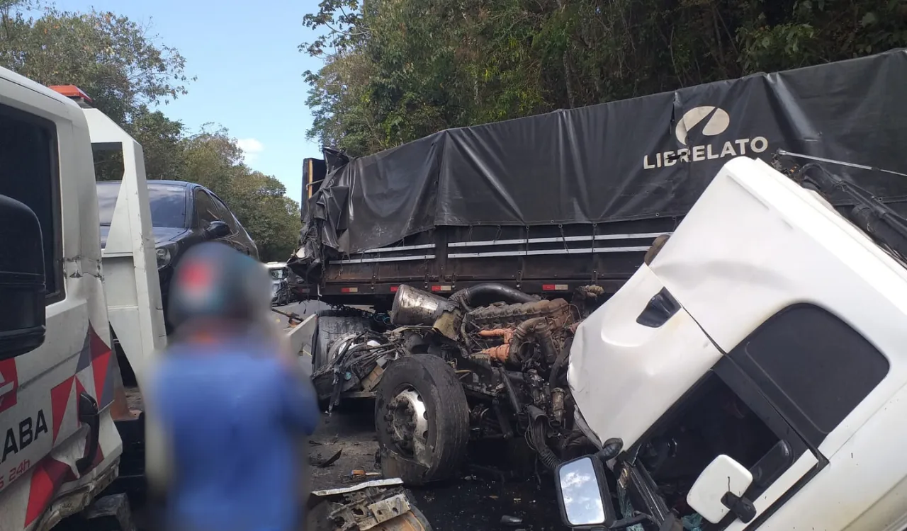 Acidente entre 3 carretas deixa feridos e interdita BR-262 em Domingos Martins