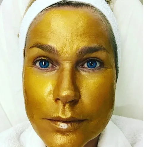 Xuxa posta foto com o rosto dourado durante tratamento estético