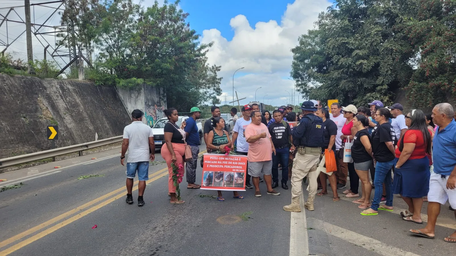 Manifestação fecha ponte de Linhares e causa lentidão na BR-101