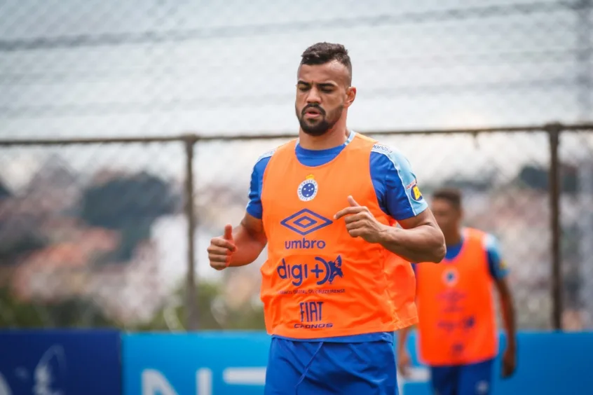 Mesmo com time perto da degola, zagueiro exalta boa fase da defesa do Cruzeiro