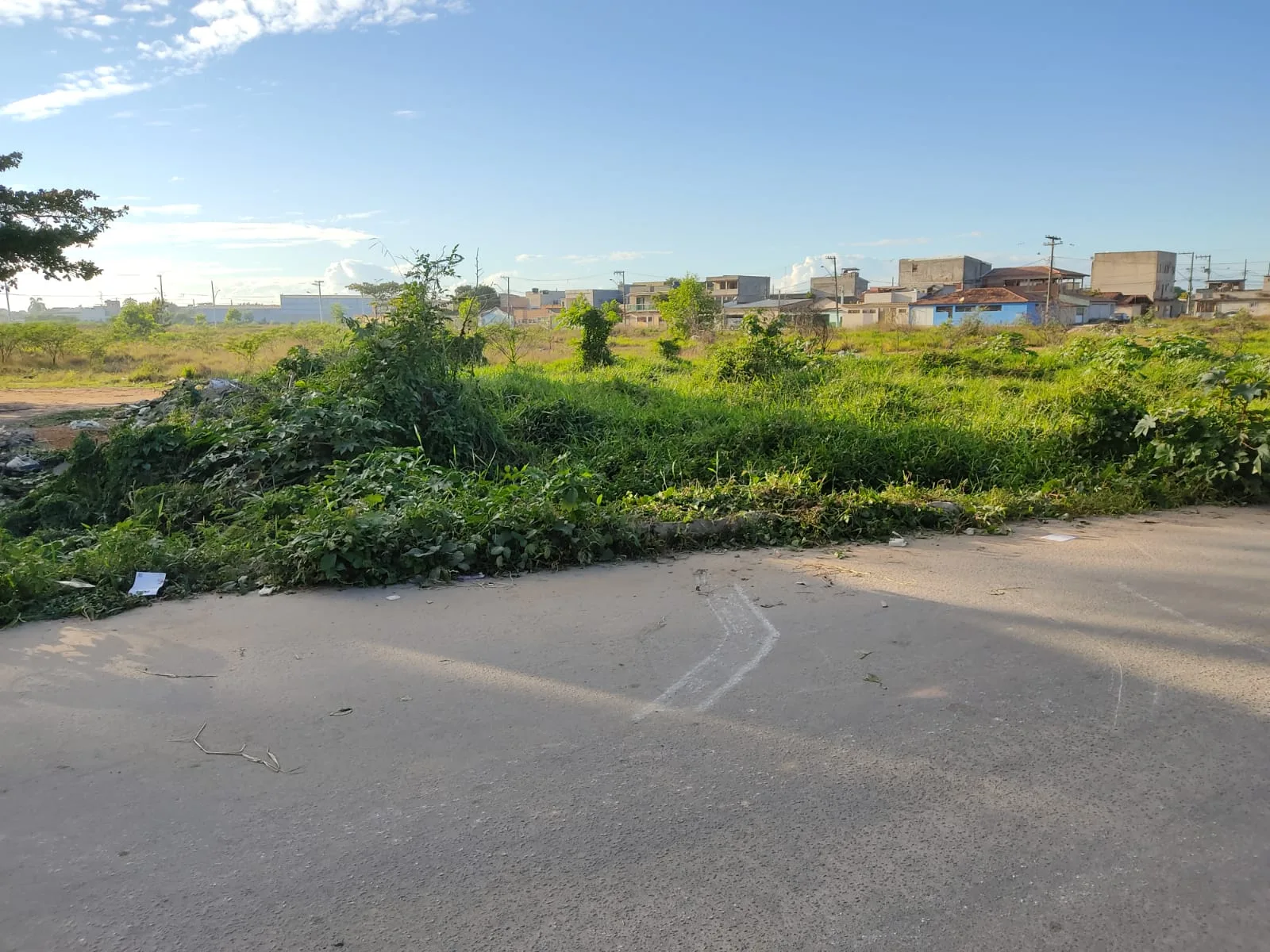 VÍDEO | Motorista perde controle da direção e carro cai dentro de valão em Vila Velha