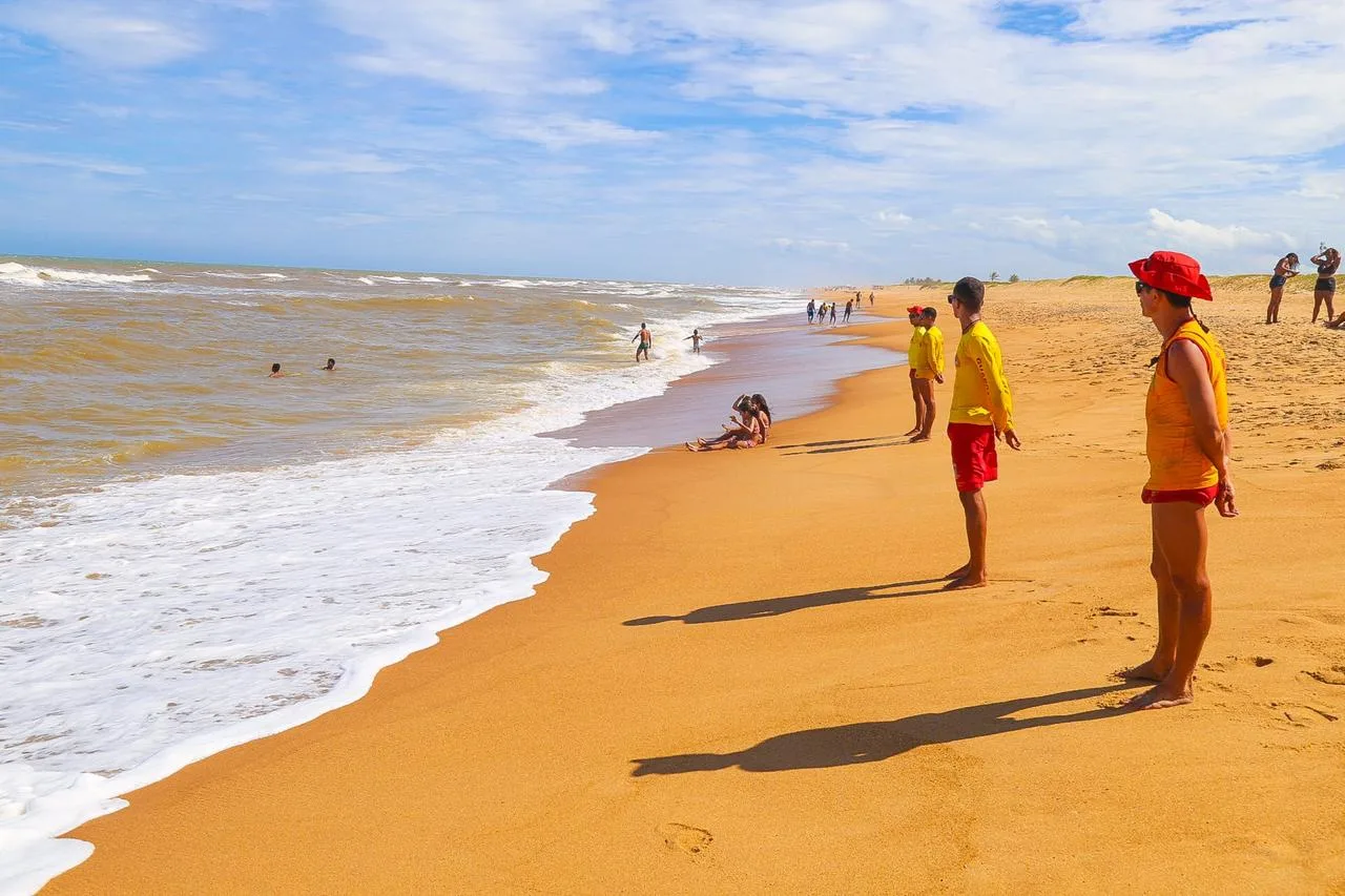 Irmãos cariocas são resgatados após afogamento em praia de Linhares