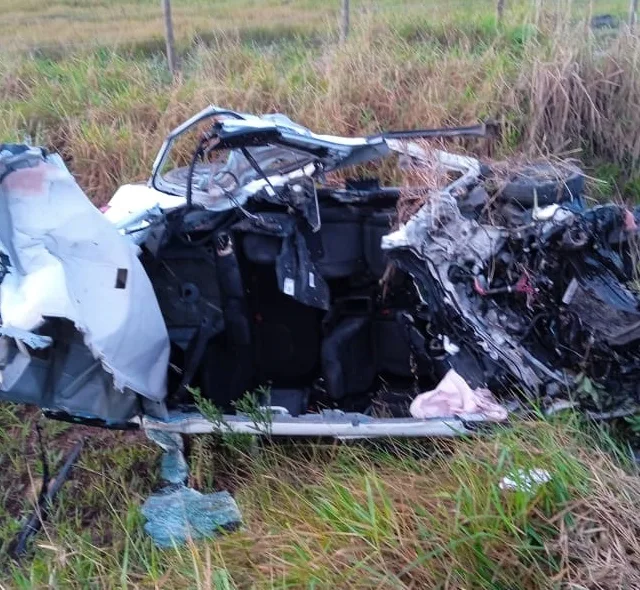 Motorista morre e duas pessoas ficam feridas em acidente entre ônibus e carro em Aracruz