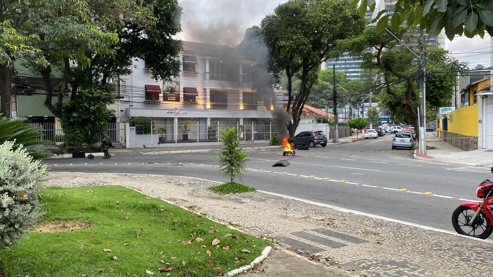 Vídeo mostra momento da explosão de artefato encontrado em carro, em Vitória