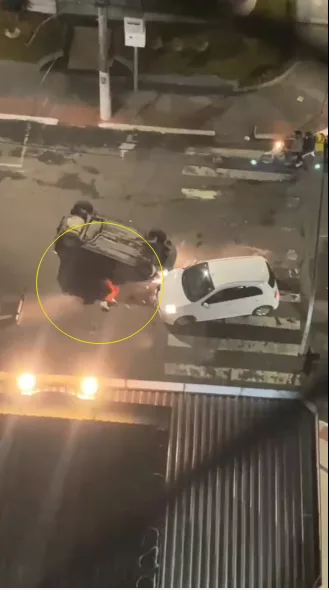 VÍDEO | Carro capota ao se envolver em acidente em Vila Velha