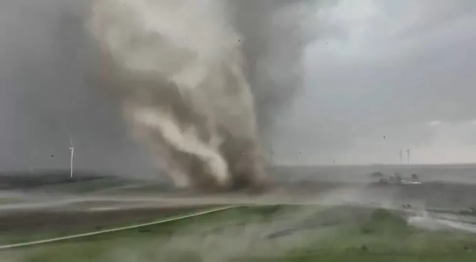 VÍDEO | Cenário devastador: tornado destrói cidade dos Estados Unidos