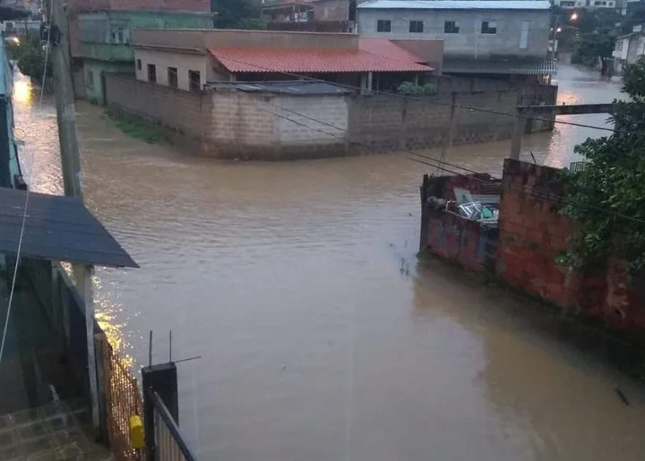 Chuva deixa mais de 180 pessoas impedidas de voltar para casa no Espírito Santo