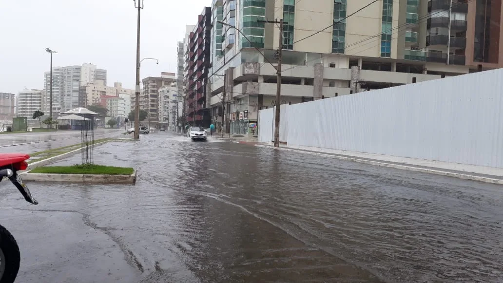 Chuva deixa pontos de alagamentos e Guarapari em observação