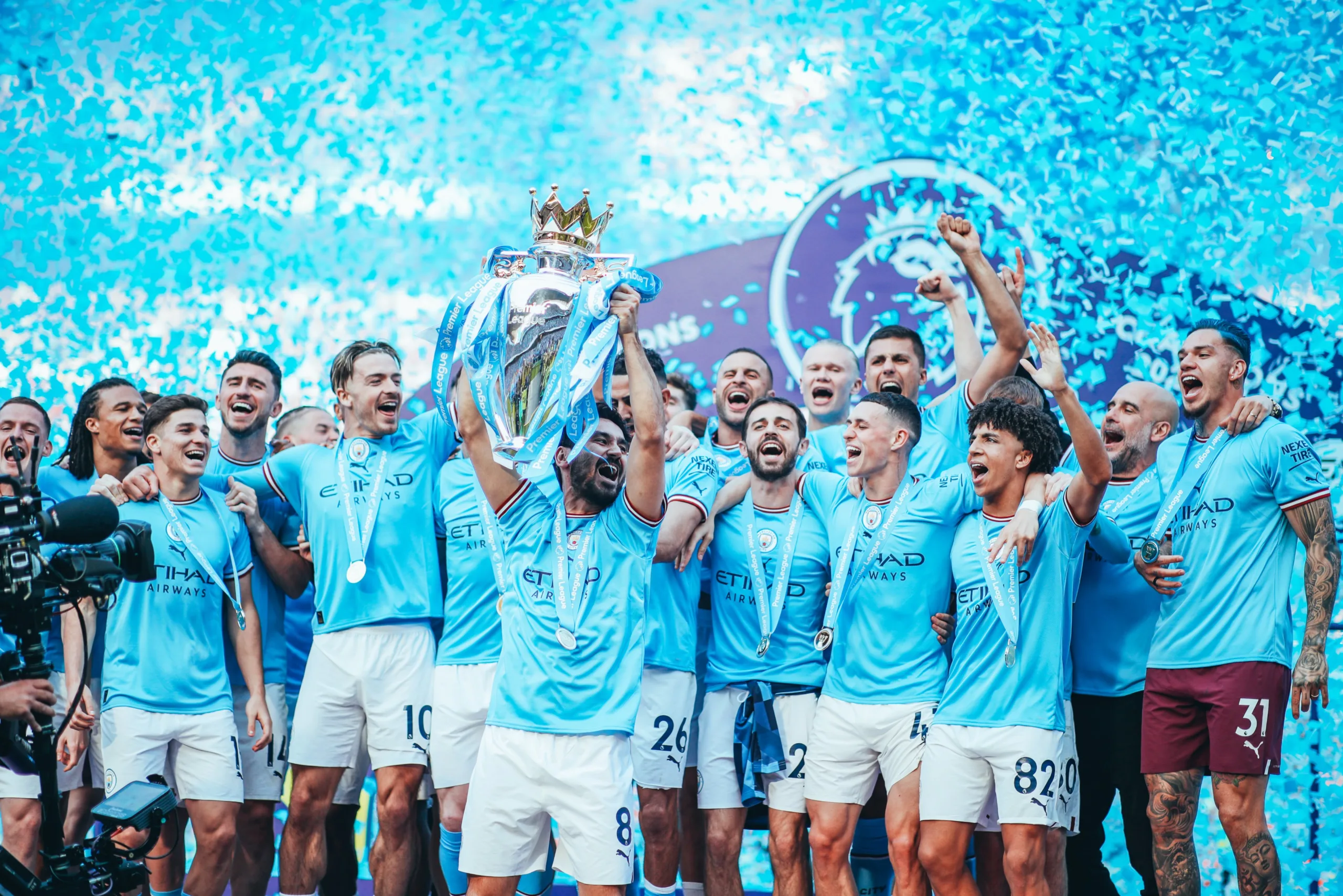 Tricampeão inglês, Manchester City vence Chelsea e ergue a taça em casa com festa da torcida