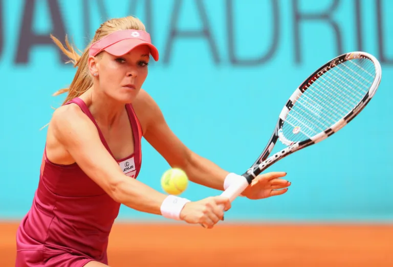 Pennetta supera Radwanska e segue viva no Masters da WTA