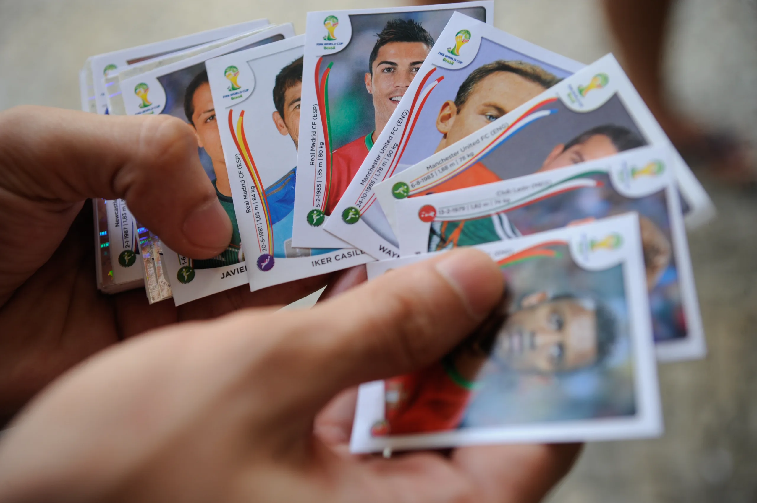 Colecionadores do álbum da Copa do Mundo 2014 trocam figurinhas na Rua Uruguaiana, no centro do Rio de Janeiro (Fernando Frazao/Agência Brasil)