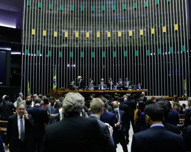 Deputados capixabas explicam por que foram a favor da PEC Kamikaze aprovada nesta quarta-feira