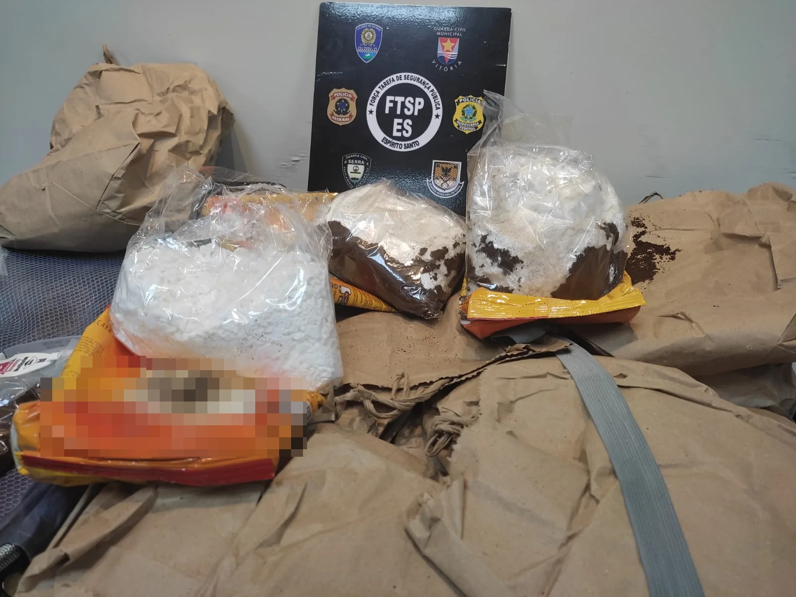 VÍDEO | Mulher é presa ao tentar embarcar com 13 kg de cocaína em mala no Aeroporto de Vitória