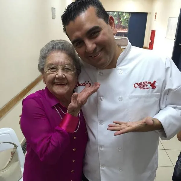 Palmirinha não segura o choro ao conhecer Buddy, o Cake Boss