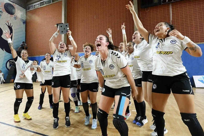 Pinheiros é campeão brasileiro invicto no handebol feminino