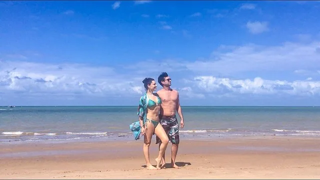 Francis Helena, ex-Chiquititas, publica foto com o marido em praia de nudismo