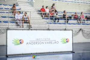 Anderson Varejão visita as crianças do seu projeto social voltado para o Basquete e Cidadania em Vitória/ES.