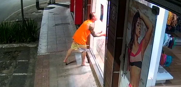 VÍDEO | Homem quebra vitrine de loja com chutes em Linhares