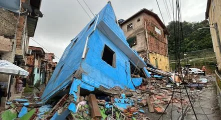 Prédio de três andares desaba em Salvador; imóvel era irregular