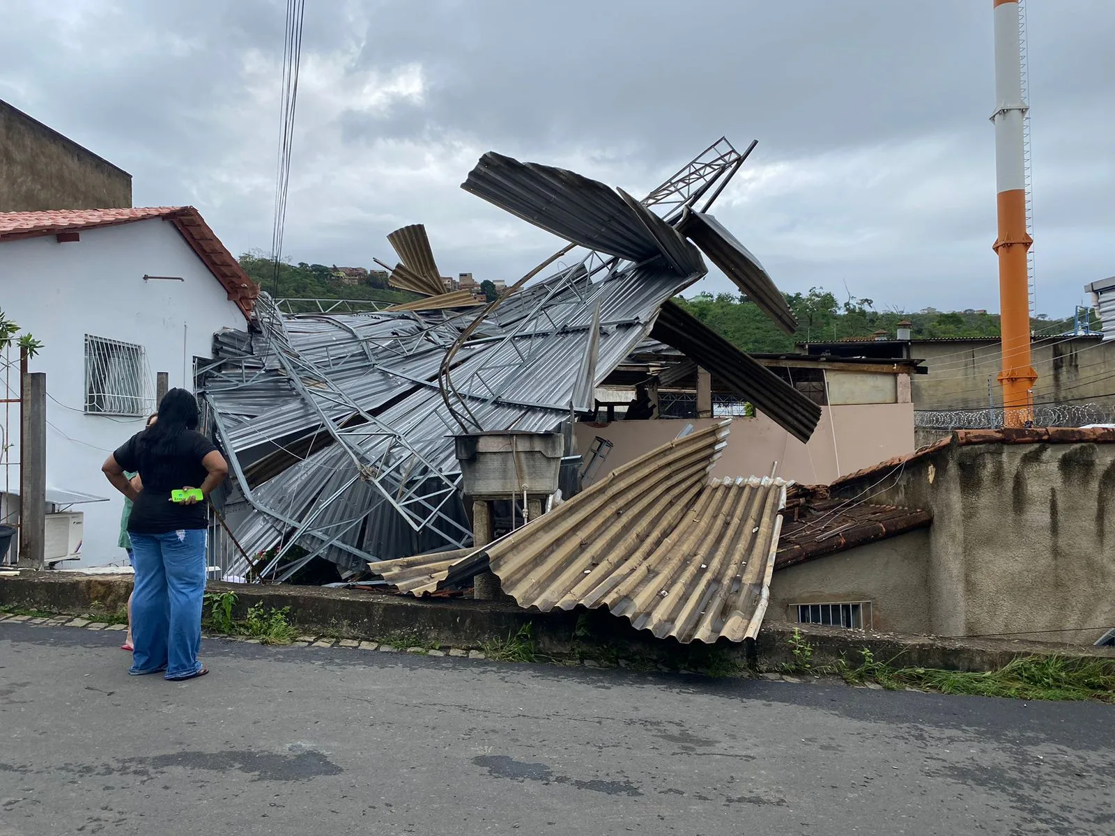 Temporal deixa ruas alagadas, casas destelhadas e provoca queda de árvores em Colatina